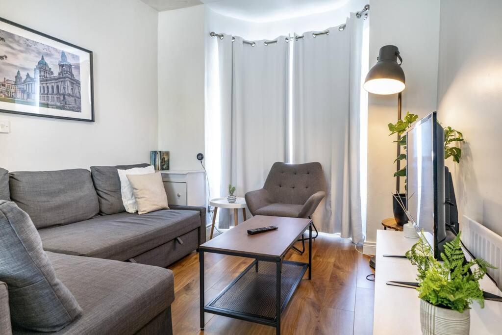 Cosy 2 Bedroom Town House Close To City Centre เบลฟาสต์ ภายนอก รูปภาพ