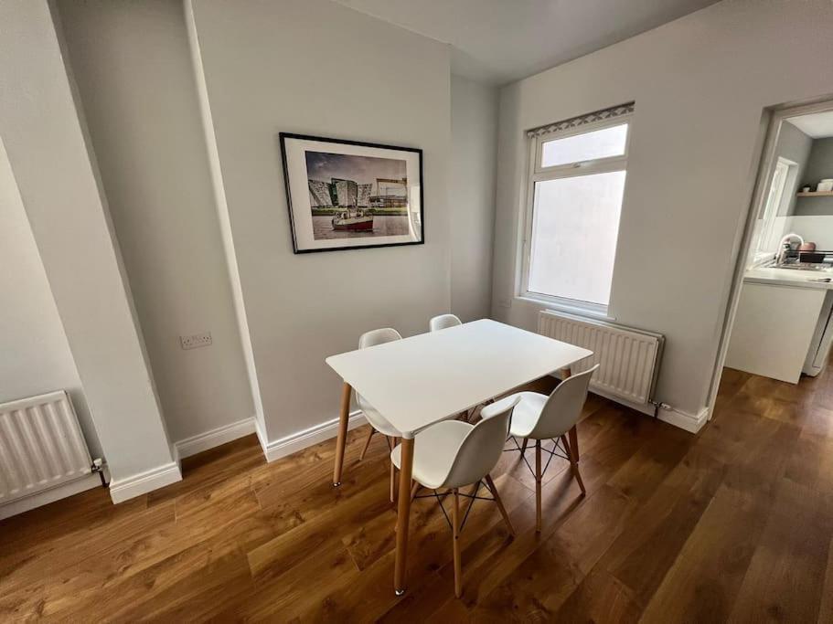 Cosy 2 Bedroom Town House Close To City Centre เบลฟาสต์ ภายนอก รูปภาพ