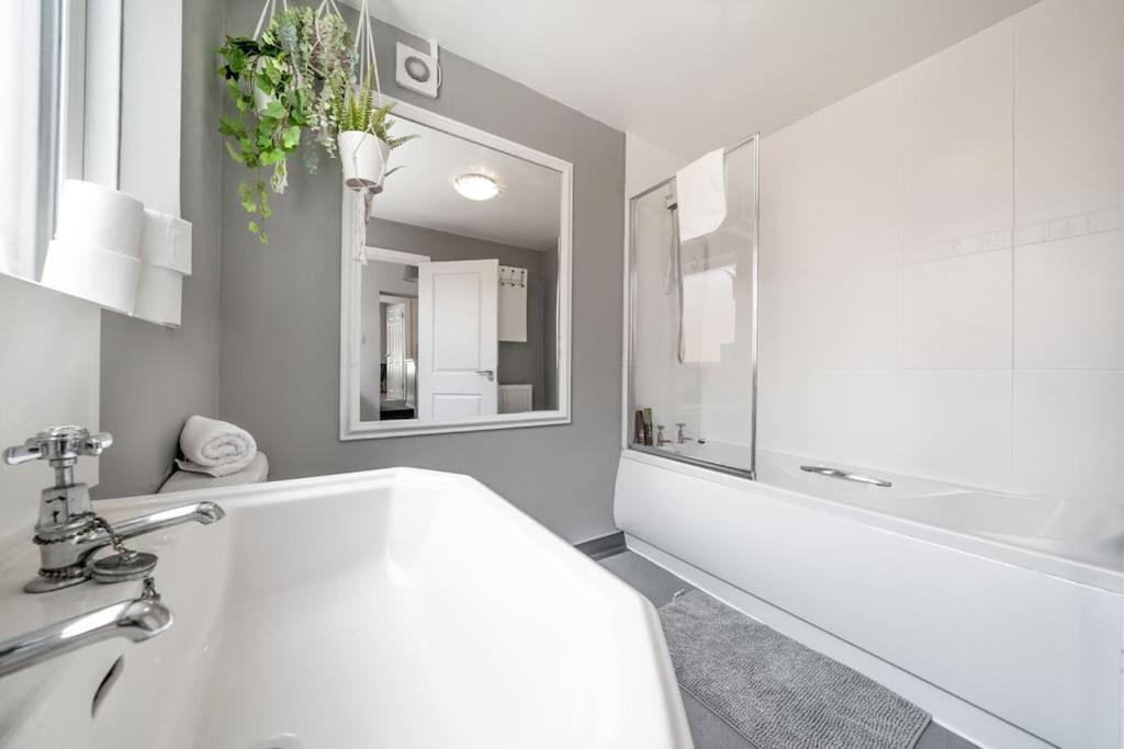 Cosy 2 Bedroom Town House Close To City Centre เบลฟาสต์ ภายนอก รูปภาพ