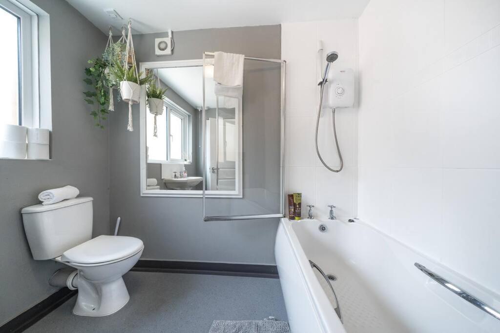 Cosy 2 Bedroom Town House Close To City Centre เบลฟาสต์ ภายนอก รูปภาพ